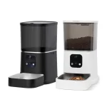 2026 寵物科技志：展示具備高精度秤重感測器的黑白雙色智慧自動餵食器，用於說明精準餵養演算法與減少出糧誤差的硬體設計