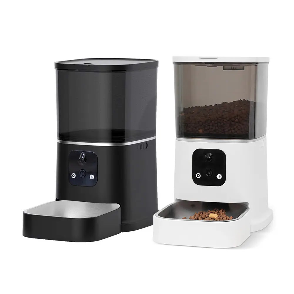 2026 寵物科技志：展示具備高精度秤重感測器的黑白雙色智慧自動餵食器，用於說明精準餵養演算法與減少出糧誤差的硬體設計