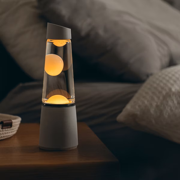 2026 寵物科技志：展示溫暖色溫與流動液體視覺的熔岩燈，用於呼應嗅覺感官解壓文章中提到的「營造安撫氛圍」與建立「心理感知防禦區」的視覺場景佈置